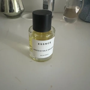Essnce Irresistible Enigma parfym - Minimalistisk Eau de Parfum med modern design. Luktar som Prada paradox 