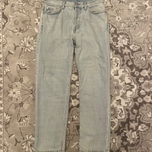 Weekday Space ljusblå raka jeans - Säljer ett par ljusblå jeans från Weekday, modell Space Relaxed Straight. Inga defekter, perfekt skick. W28 L30. 