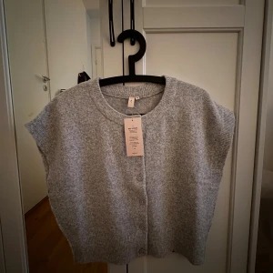 Kortärmad sleveless kofta från nelly - Säljer denna oanvända koftan från nelly, utan några ärmar.❣️