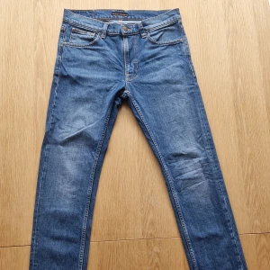 Nudie jeans Lean dean - Säljer snygga blå slim fit jeans från Nudie Jeans. Modellen är lean dean. De har inga defekter och är i mycket bra skick. Skickar gärna mått eller flera bilder om det behövs👌