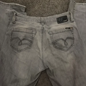 mavi jeans  - Snygga grå jeansbyxor från Mavi i modellen Mona. 