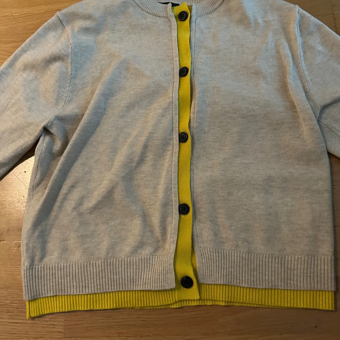 Beige kofta med gula detaljer - 1