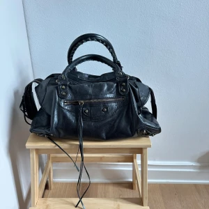 Balenciaga väska - City balenciaga väska, köpt i Paris för några år sedan. Säljer billigt p.g.a vill bli av med den