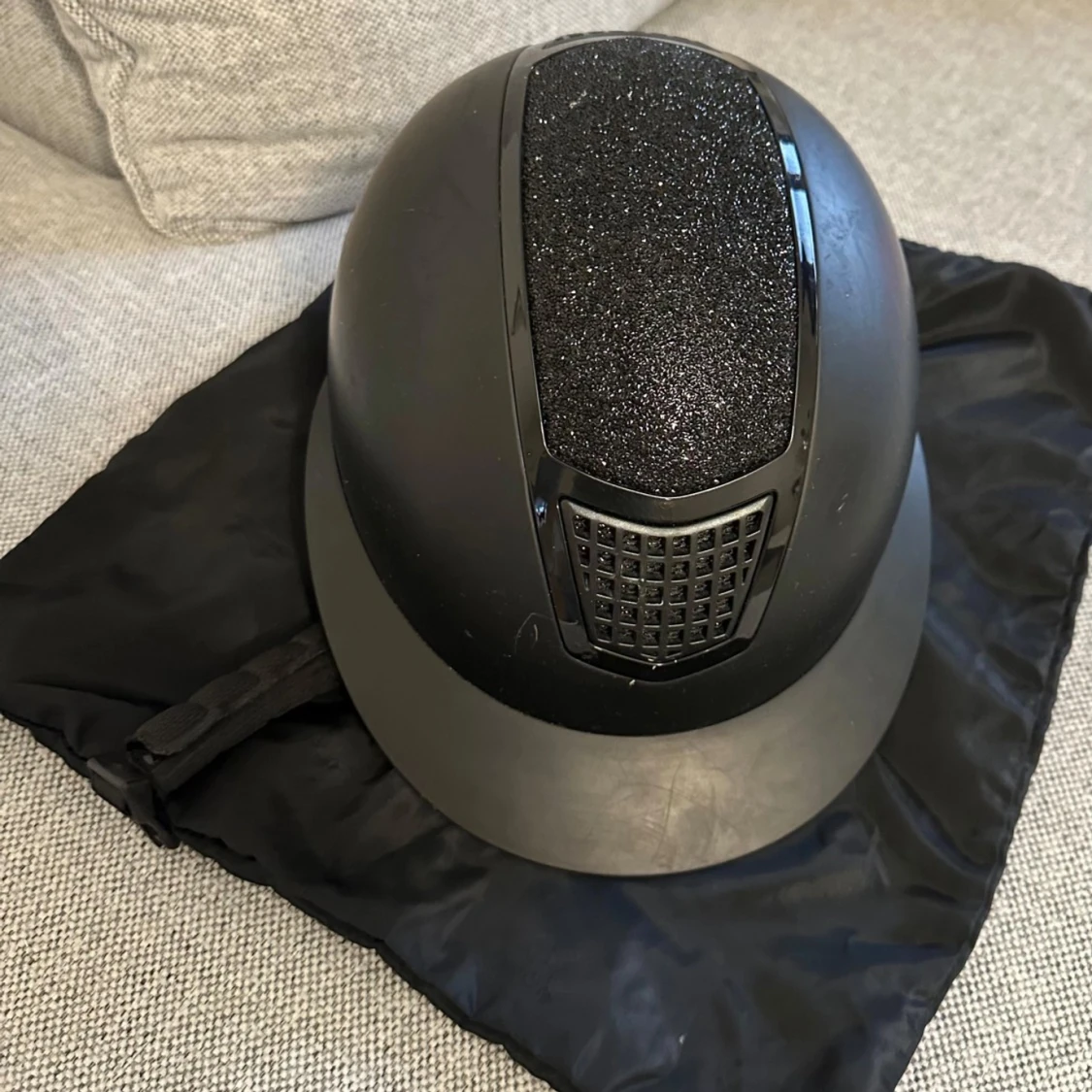 Svart glittrig ridhjälm från CRW