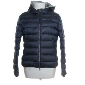 Mörkblå dunjacka från Colmar - Snygg mörkblå dunjacka från Colmar Originals med huva och dragkedja framtill. Jackan är quiltad och har en klassisk pufferstil som håller dig varm under kyliga dagar. Perfekt för dig som vill ha en stilren och sportig look. Skriv för mer bilder! Passar storlek 36. Nypris cirka 5000