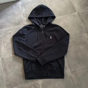 Ralph Lauren zip tröja  - Skick: 10/10 | Storlek: XS | Passar perfekt för dig som är 165-172 | Nypris: 2195 | Mitt pris: Ge prisförslag | Köpt på Zalando | Kvitto finns ✅ | Hör av er vid frågor eller minsta lilla fundering | Obs! Buda högre än 800. 