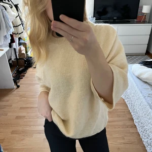 Beige stickad oversized tröja - Mysig och oversized stickad tröja i ljus beige färg. Tröjan har rund halsringning, långa ärmar och en avslappnad passform som ger en chill vibe. Perfekt att slänga på sig när det är lite kyligt ute. Tröjan är från Gina tricot o är aldrig använd 🫶🏻