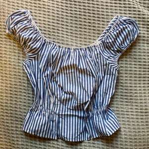 Randig topp!  - Topp från hm! Blå och vit randig. Aningen croppad💙
