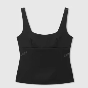 Svart korsettopp med rosett - Snygg svart korsettopp med rosett i ryggen. Den är aldrig använd o säljer då den inte kommer till andvändning💕💕