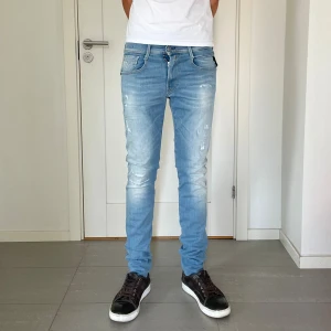 Replay Anbass jeans  - Säljer nu dessa Replay Anbass jeans med super snygga slitningar i designen, skriv för fler bilder/frågor🙌🏼