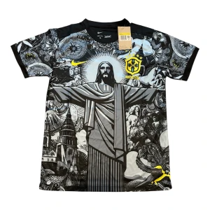 Nike Brasil CBF svart grafisk fotbollströja - Unik svart Brasilien CBF fotbollströja från Nike med galet detaljerat grafiskt tryck av Kristusstatyn och brasilianska motiv. Broderat gult CBF-märke på bröstet, korta ärmar och coola kontraster i svart, grått och gult. Tillverkad i lätt och ventilerande polyester.