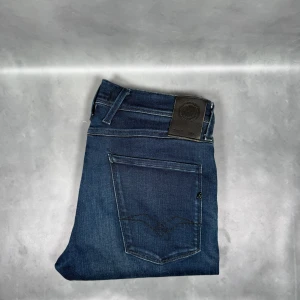 Replay Anbass - - Replay Anbass — Storlek 31/34 — 9/10 — Bra skick utan skavanker — Inkluderat - Jeans — Retail 2000kr — Modellen är - 180cm, 65kg -