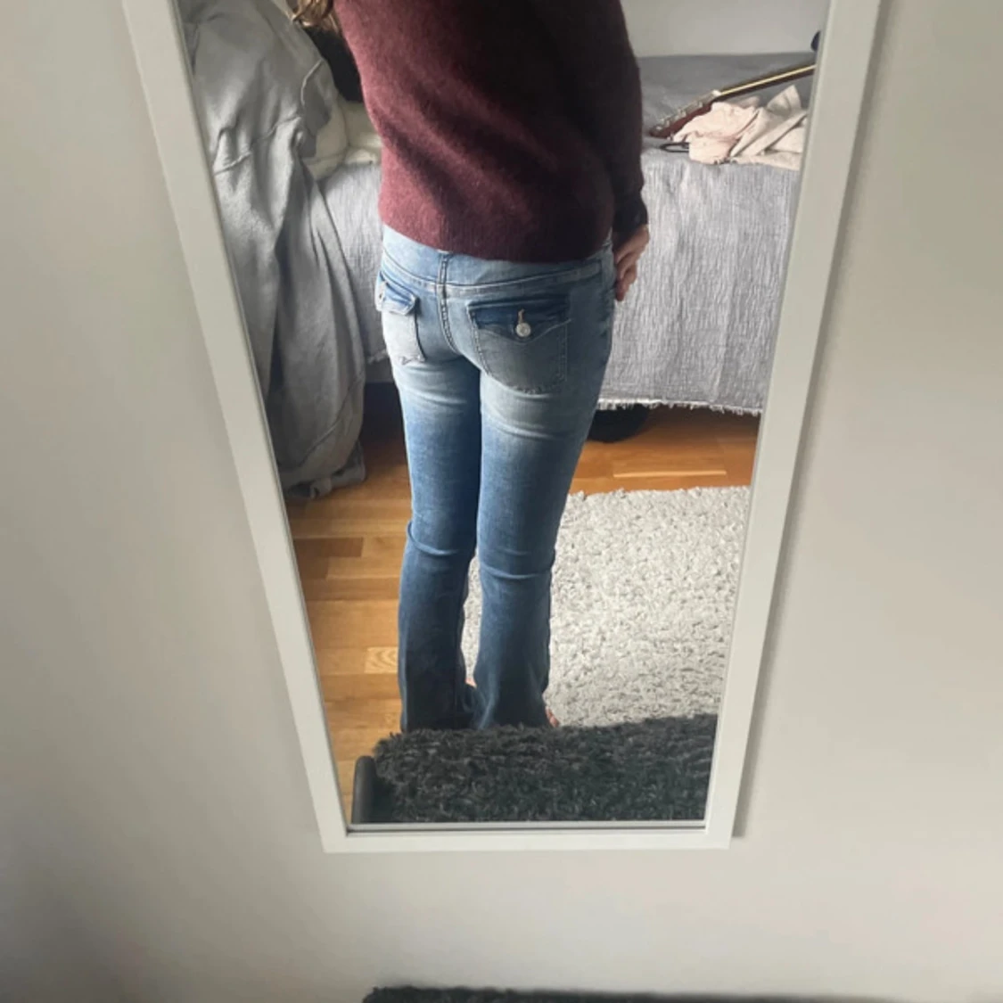 Blå bootcut jeans med slitningar - 1