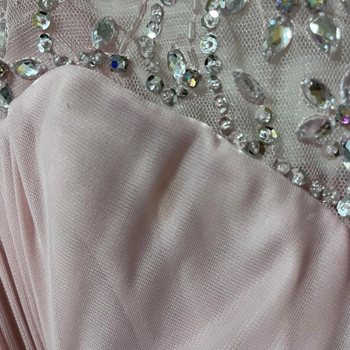 Ljusrosa långklänning med pärldetaljer - 1