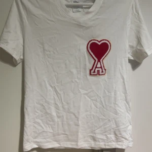 Ami Paris T-shirt - Säljer en Ami Paris T-shirt. Ingen fast pris i huvudet så ni får buda. Lite skrynklig som ni kan se på bilden men annars är det inga problem med tröjan.  
