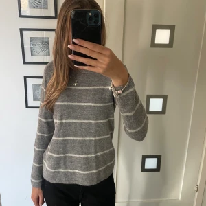 Stickad tröja - Snygg stickad randig tröja ifrån H&M. Fått många komplimanger av!!💕