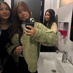 Ljusgrön jacka från zara - Säljer en ljusgrön overshirt i mjuk bomull med stora fickor framtill och knappar längs hela framsidan. Jackan har en avslappnad passform och är perfekt att slänga över en t-shirt för en chill look. den är använd 2/3 grg