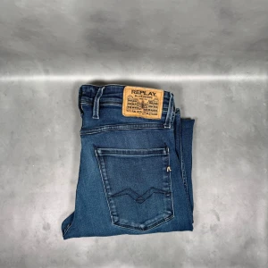 Replay Anbass - - Replay Anbass — Storlek 31/32 — 8/10 — Bra skick utan skavanker — Inkluderat - Jeans — Retail 2000kr — Modellen är - 180cm, 65kg -