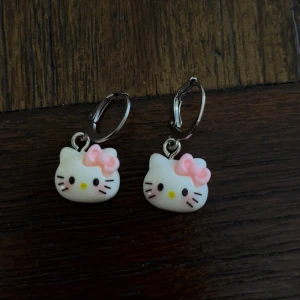 Hellokitty örhängen  - Ett par hellokitty örhängen 🩷 Kolla gärna min profil för fler hellokitty saker!