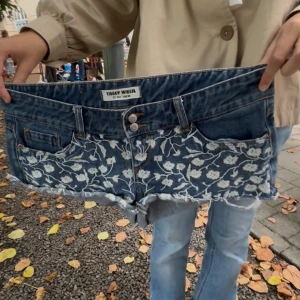 Lågmidjade shorts  - Söta med spets