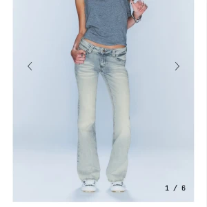 Cheap Monday jeans  - Cheap Monday jeans. Använda fåtal gånger, som nya! Har sprättat upp sömmen längst ner för att de ska bli längre och coolare. Skriv för bild! Skulle säga att de blir i längd 33 istället för 32