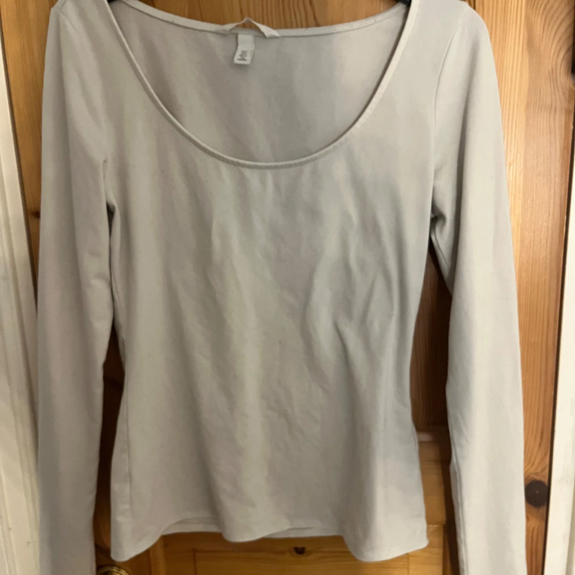 Vit långärmad urringad topp