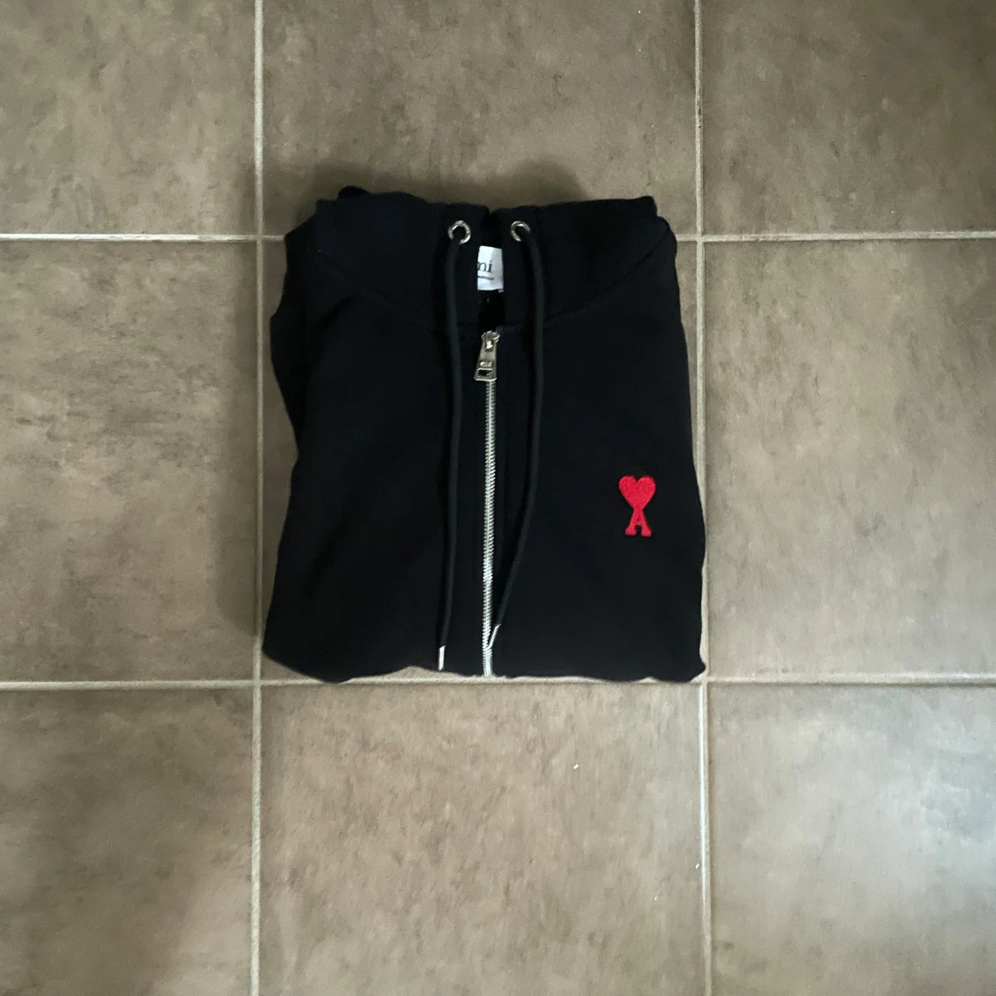 Svart hoodie från Ami med rött hjärta - 3