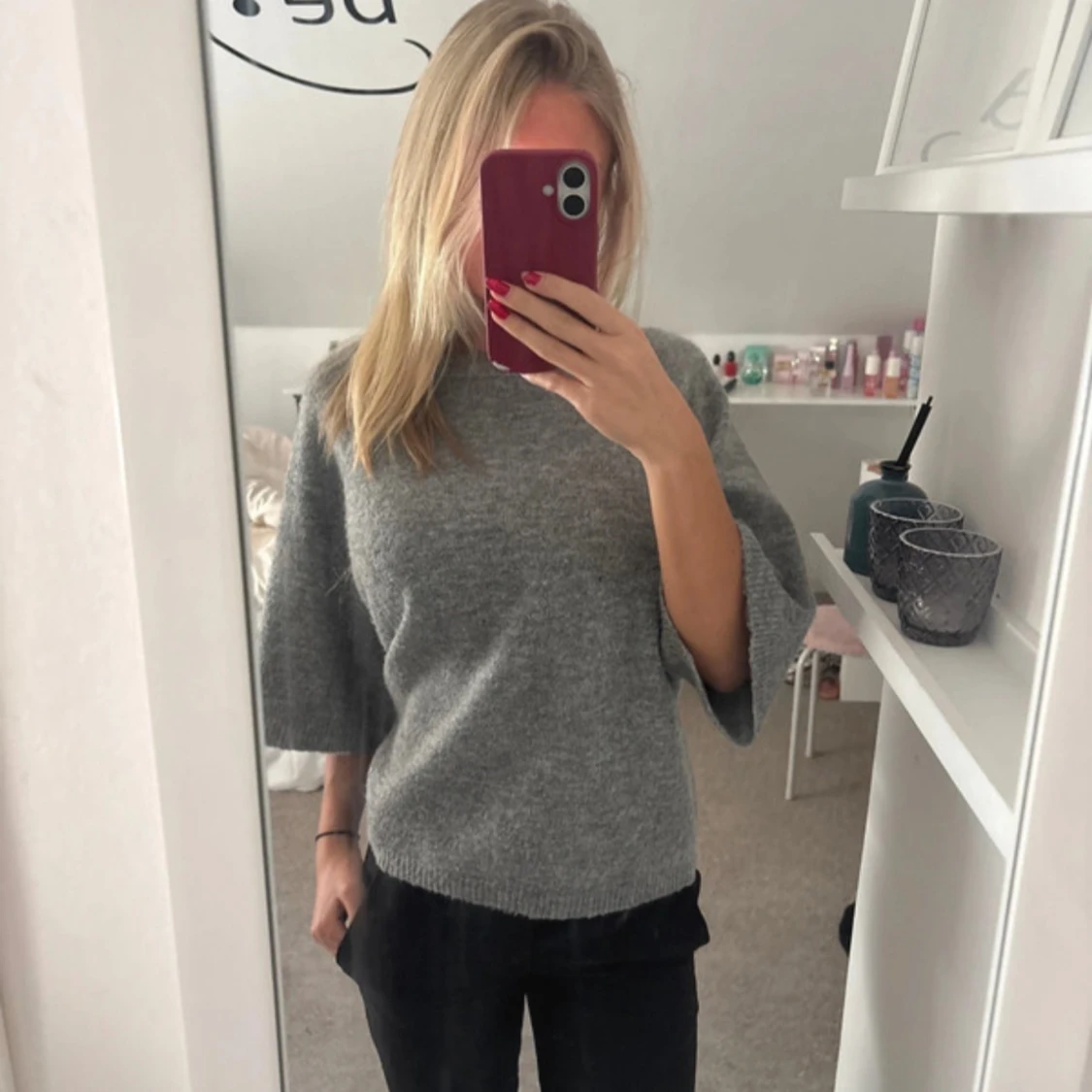 Grå stickad tröja med vida ärmar