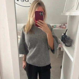Grå stickad tröja med vida ärmar - Mysig grå stickad tröja med korta ärmar. Tröjan är i bra skick och perfekt till hösten❣️