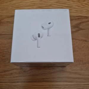 AirPods Pro 2nd Generation - Helt oöppnad. Säljer ett par helt nya Apple AirPods Pro (2nd Generation)Produkten är oöppnad i originalförpackning och erbjuder aktiv brusreducering, transparensläge och utmärkt ljudkvalitet. Perfekt för både iPhone och andra Apple-enheter.