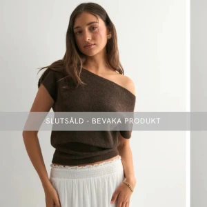 Brun stickad topp - Nelly - ”Wide neck knit top” från Nelly! Superfin stickad topp, helt slutsåld och superpopulär💕 Ny med prislapp kvar! Skicka gärna prisförslag🥰