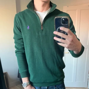 Ralph lauren half zip - Säljer en riktigt snygg RL halfzip i mörkgrön färg|| tröjan är knappt använd, inga defekter|| storlek S|| hör av dig vid frågor eller för fler bilder 🔥 