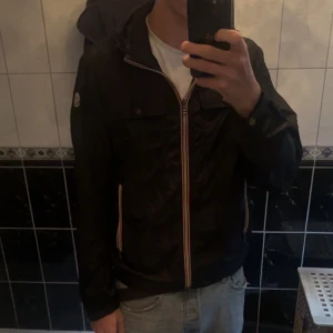 Svart vindjacka från Moncler med huva - Riktig Moncler jacka med grymt pris!Storlek M men om du har L funkar det även men inte lika bra.