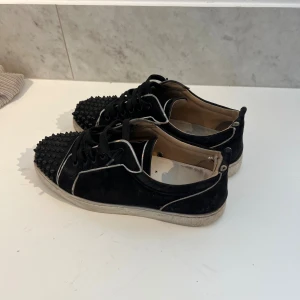 Louboutin skor - Svarta Louboutin skor som inte används längre, kom privat för frågor eller bud! 