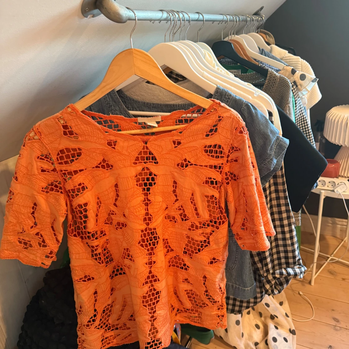 Orange kortklänning med spetsdetaljer - 2