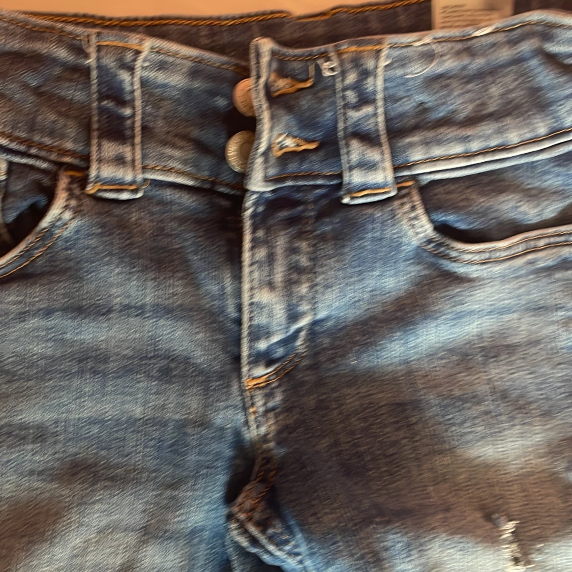 Levis bootcut jeans med slitna knän - 2