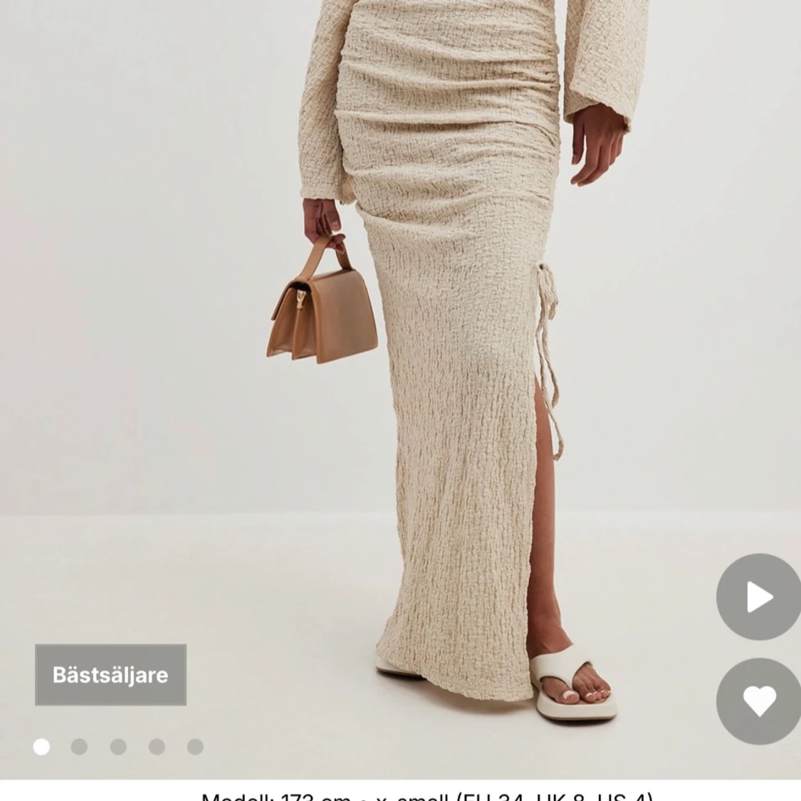 Beige långklänning med vida ärmar