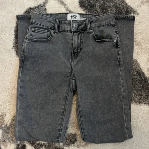 Grå jeans från lager 157, stl 150 - Säljer ett par grå jeansshorts från 157 i storlek 150. Materialet är denim o mjukt.💕
