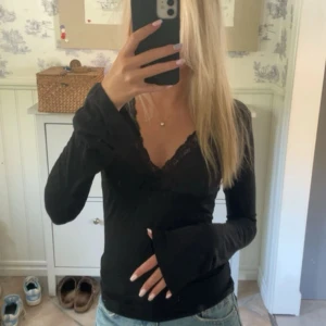 Nelly långärmad svart💗 - Sjukt fin tröja ifrån Nelly, bra skick💓storlek xs men passar s helt perfekt med