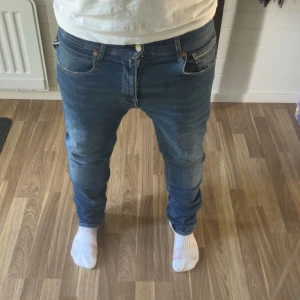 Blå Replay Grover jeans straight fit - Säljer ett par blå Replay Grover jeans i straight fit med klassisk femficksdesign och snygga detaljer. Jeansen är tillverkade i Replay Hyperflex-material som ger extra stretch och komfort. Perfekta för dig som gillar en tidlös jeanslook. ⚠️skicka pm för fler bilder(priset är ej hugget i sten)⚠️