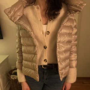 Byta beige herno jacka mot en svart eller marinblå? - Är de någon som skulle vara intresserad av att byta denna beiga herno jacka i storlek s mot en motsvarande i storlek s i svart eller marinblå? Alltså inte till salu bara byte, skriv till mig då isåfall på denna annons! 
