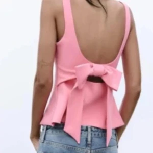 Rosa linnetopp med rosett i ryggen - Supersöt rosa linnetopp med fyrkantig ringning och breda axelband.