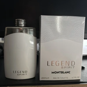 Montblanc Legend Spirit Eau de Toilette - Fräsch och modern parfym från Montblanc, Legend Spirit, i en stilren vit och silverfärgad flaska. Flaskan rymmer 200 ml och har en elegant metallkork med märkets logga. Kommer i originalförpackning med minimalistisk design.