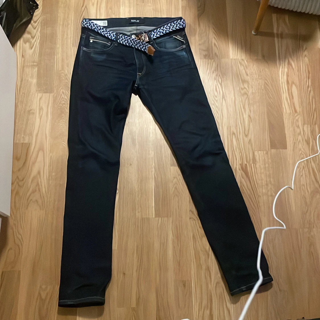 Mörkblå Replay jeans med bälte - 2