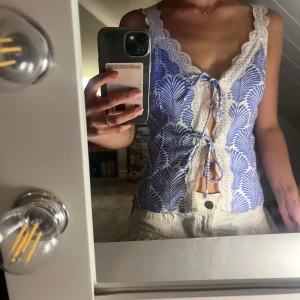Blå och vit spetslinnetopp Abercrombie - Säljer denna jättesöta topp som är oanvänd☺️