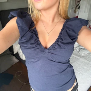 Marinblå topp - Superfin marinblå volangtopp💙💙