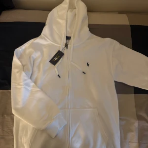 Vit hoodie från Polo Ralph Lauren M - Snygg vit hoodie från Polo Ralph Lauren i storlek M 