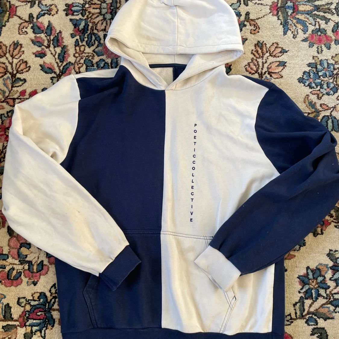 Blåvit hoodie från Poetic Collective