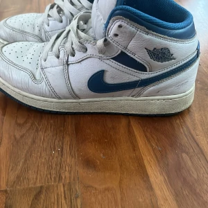 Jordans äkta storlek 39 - Jag säljer jordans för endast 349 kr. Den har storlek 39