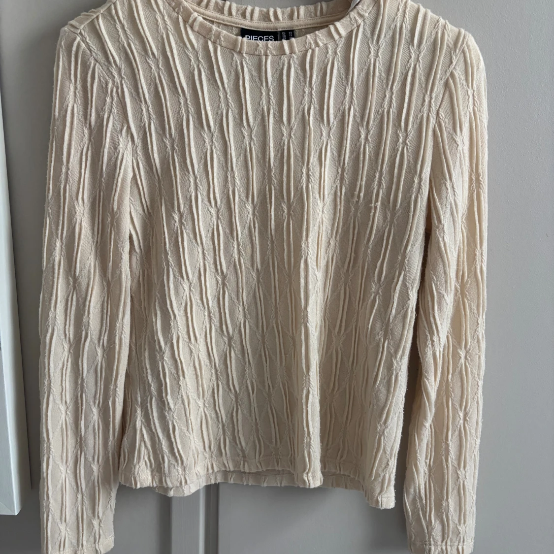 Beige ribbad långärmad tröja